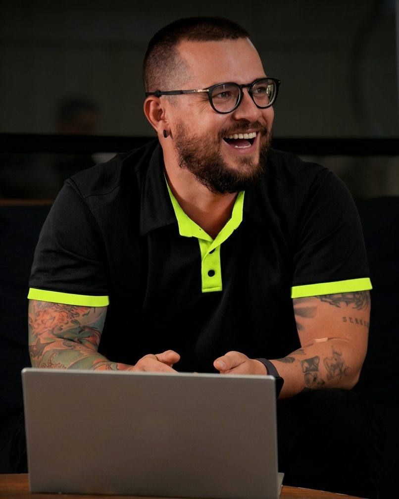 Camilo Valencia, fundador de 314, trabajando en su portátil